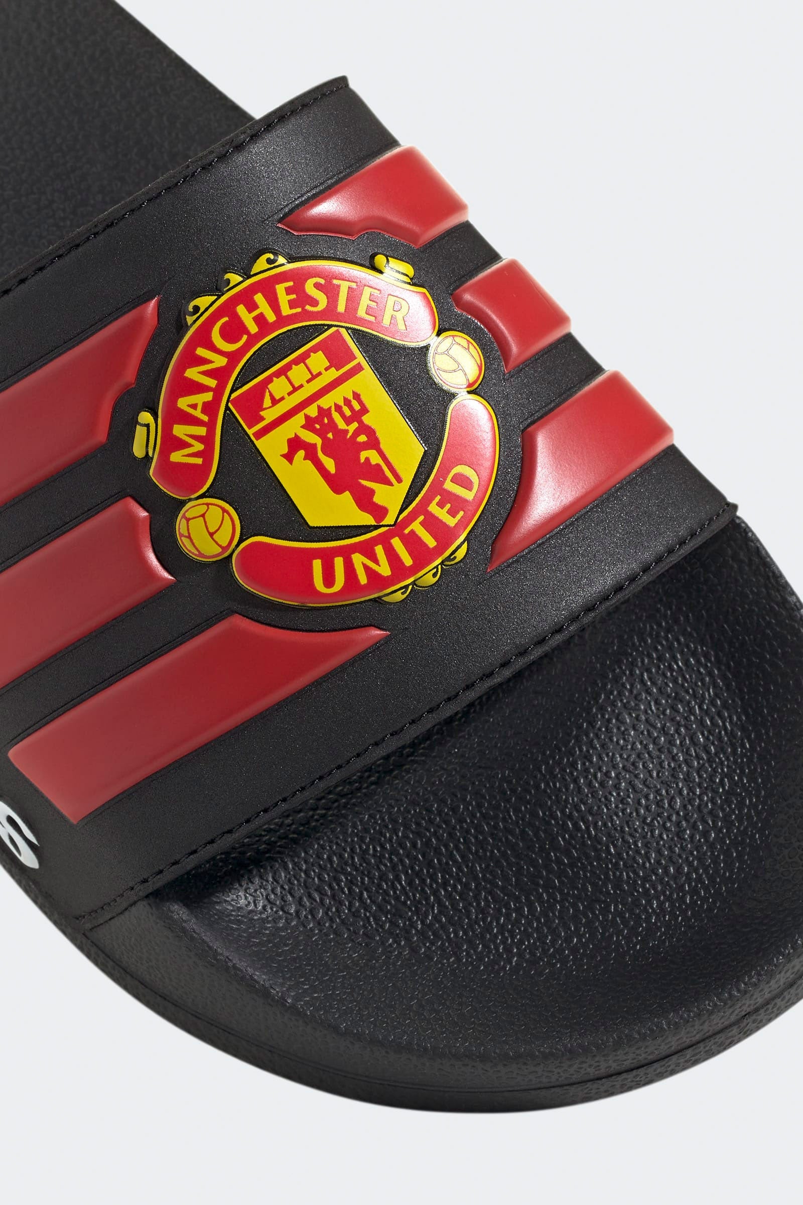 Adilette Manchester United Pantoletten - Core Black + Red + Cloud White