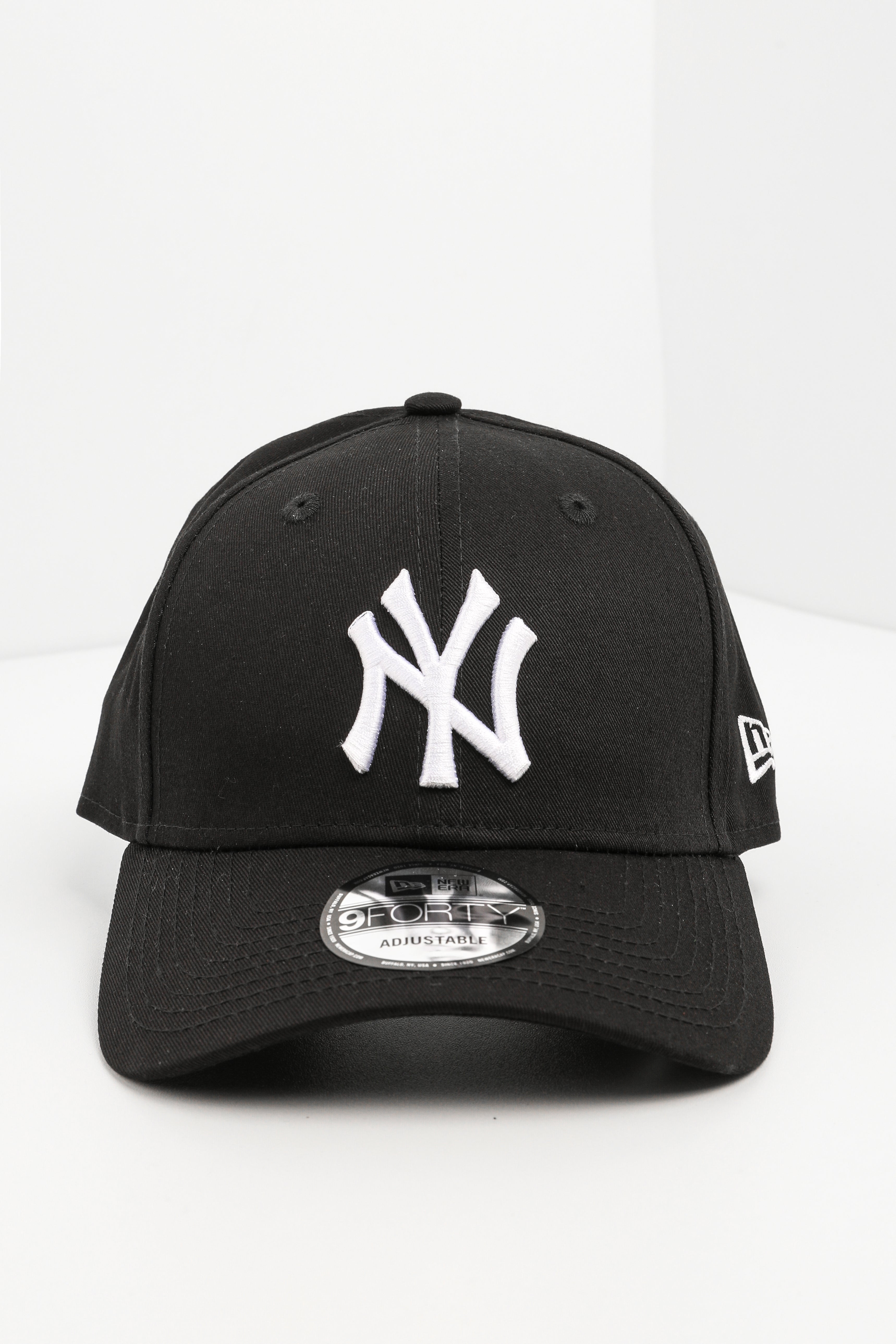 9Forty Cap / Strapback - Schwarz + Weiss