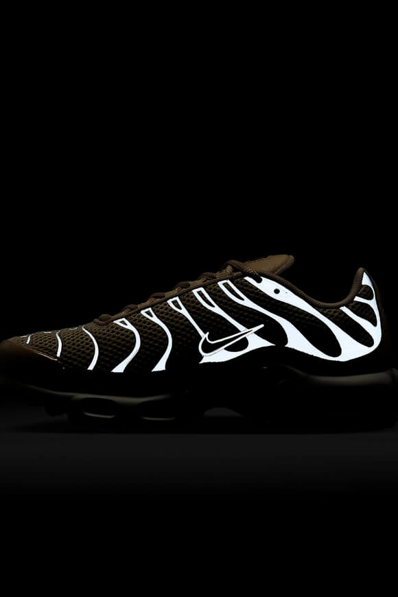 Air Max Plus Sneaker - Sesame + Black+ Metallic Silver