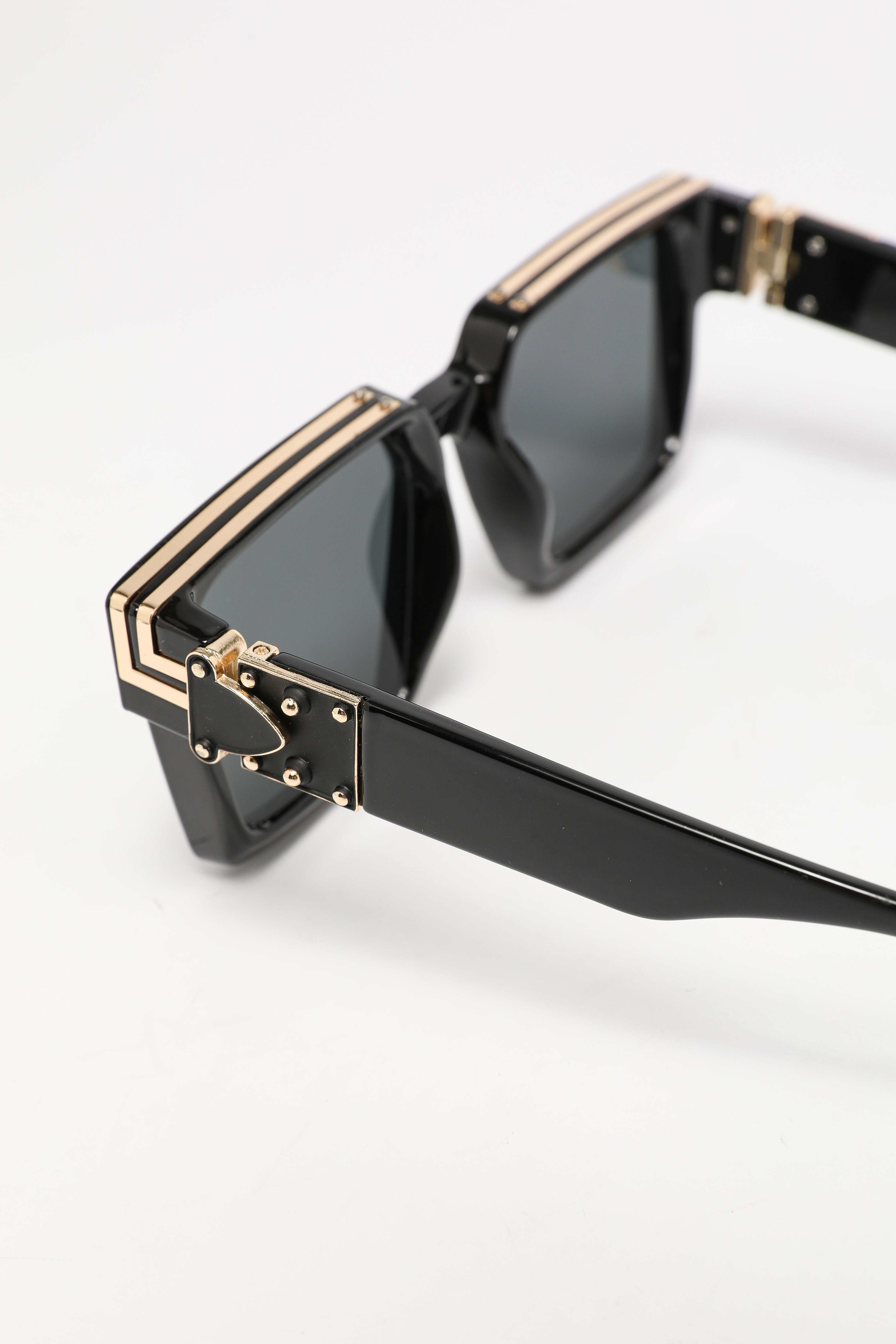 Brille - Schwarz + Goldfarbe