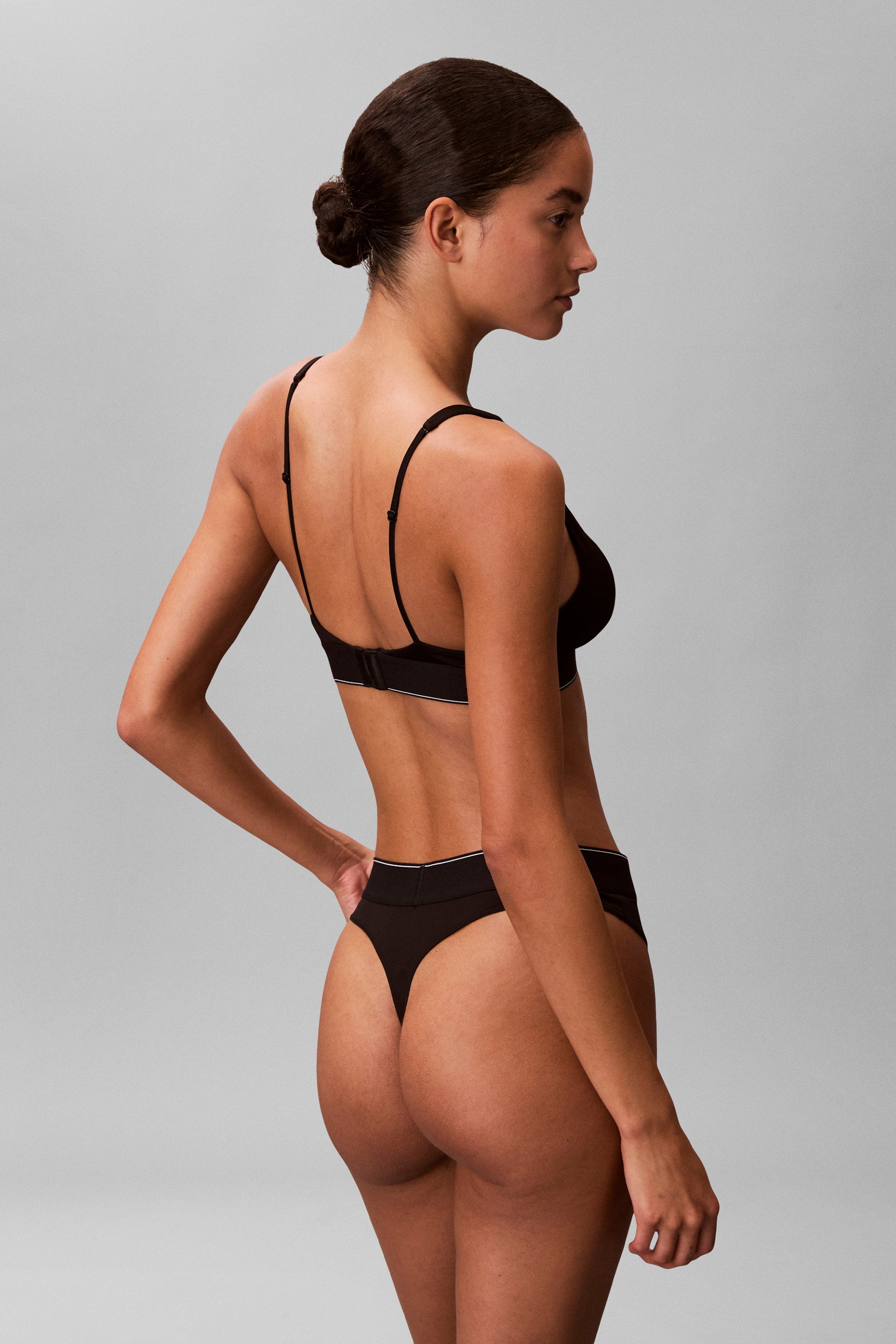 String - Black